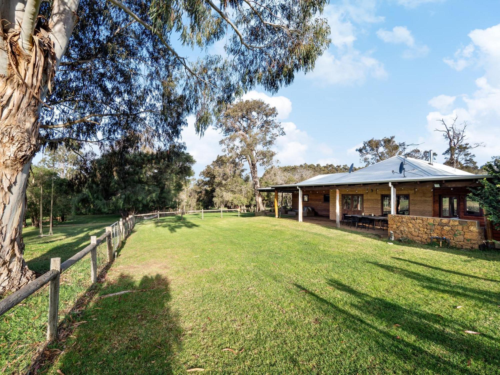 Island Brook Estate Vineyard And Chalets Yelverton Exterior photo